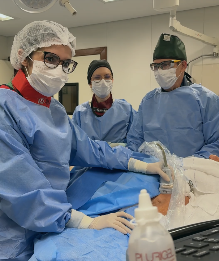 Equipe em procedimento vascular guiado por ultrassom