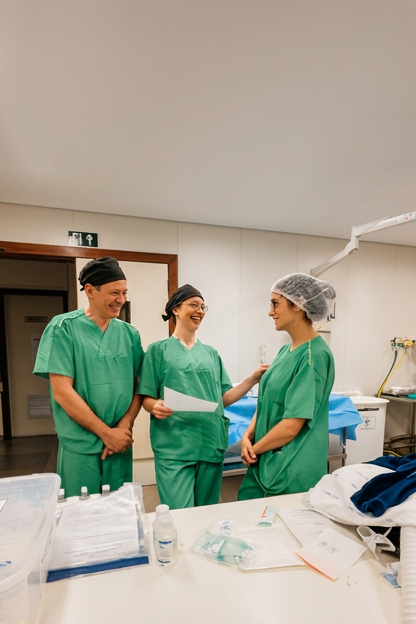 Equipe cirúrgica em preparação no centro cirúrgico